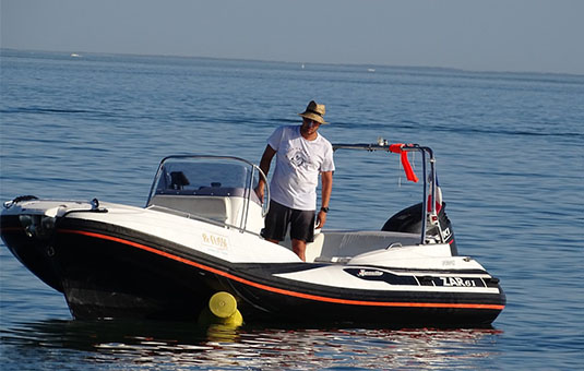 Homme sur un hors bord en mer